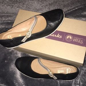 Black women’s leather Clark’s